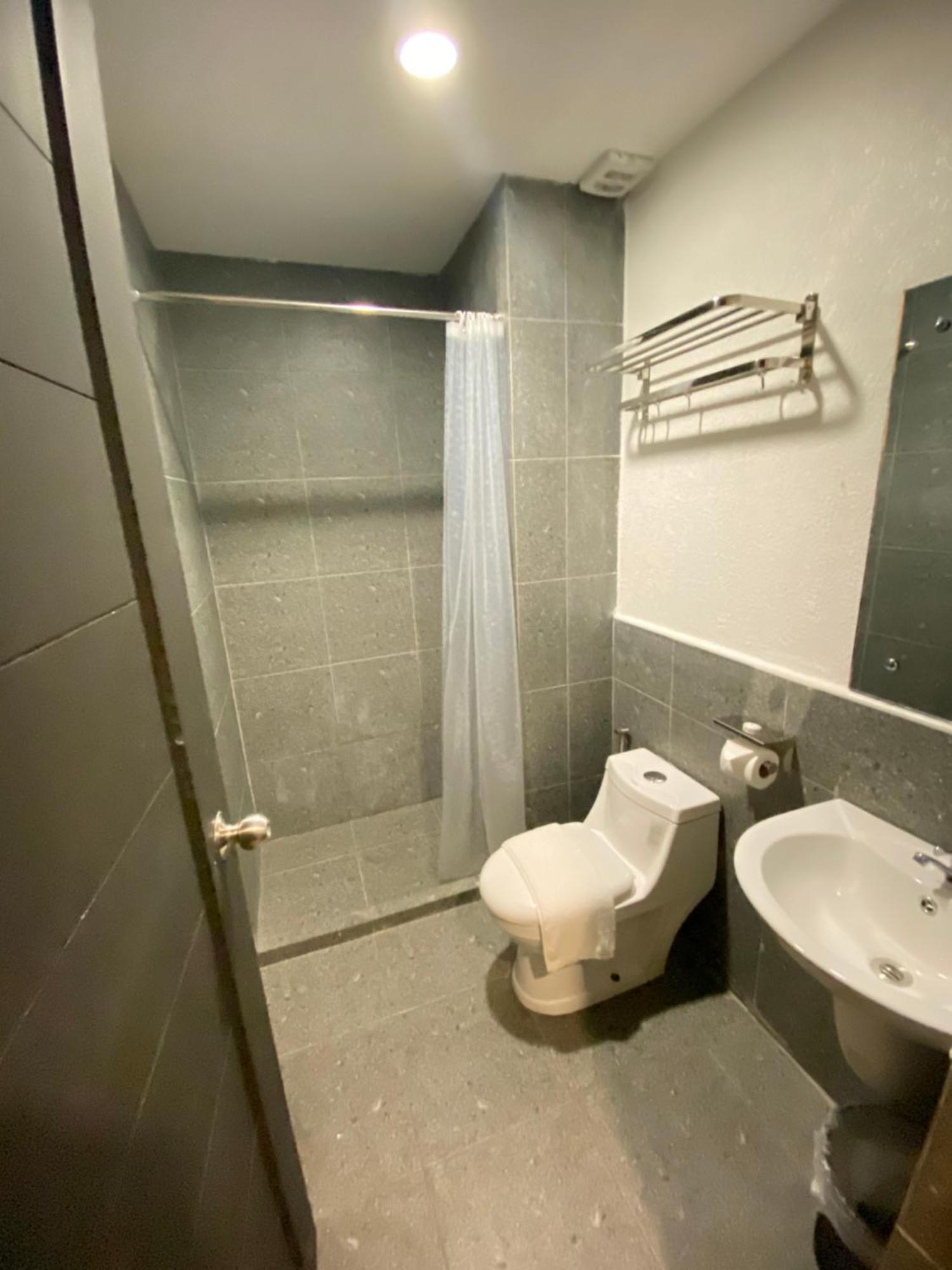 Rudolfo Suites Рохас Сити Екстериор снимка